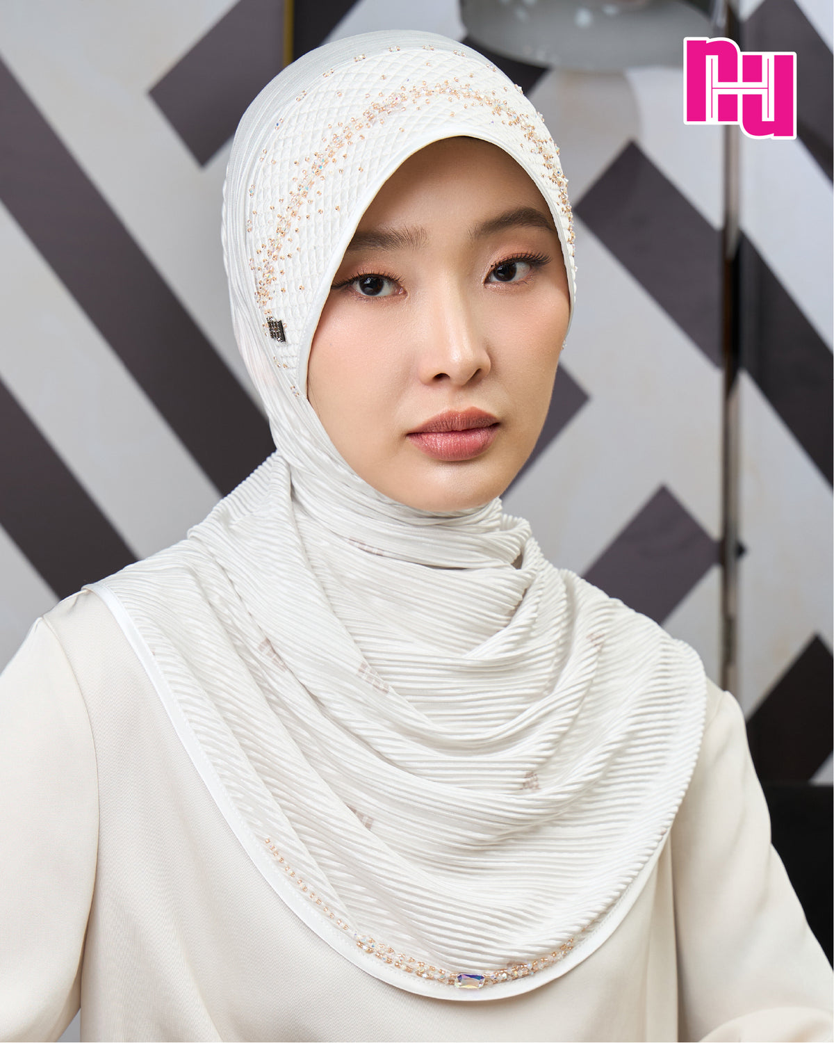 NUH LOVE CHAIN FOILED PLEATED OMBRE - Ready-to-wear hijab embellished with crystal pearls, sponge-padded grid style