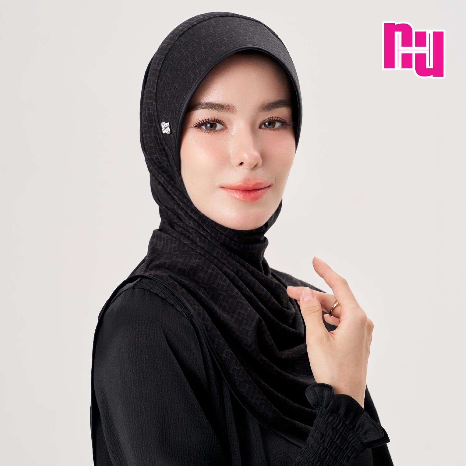 NUH MONOGRAM ECHO II- ผ้าคลุมสวมสำเร็จทรงหัวแข็งยืด