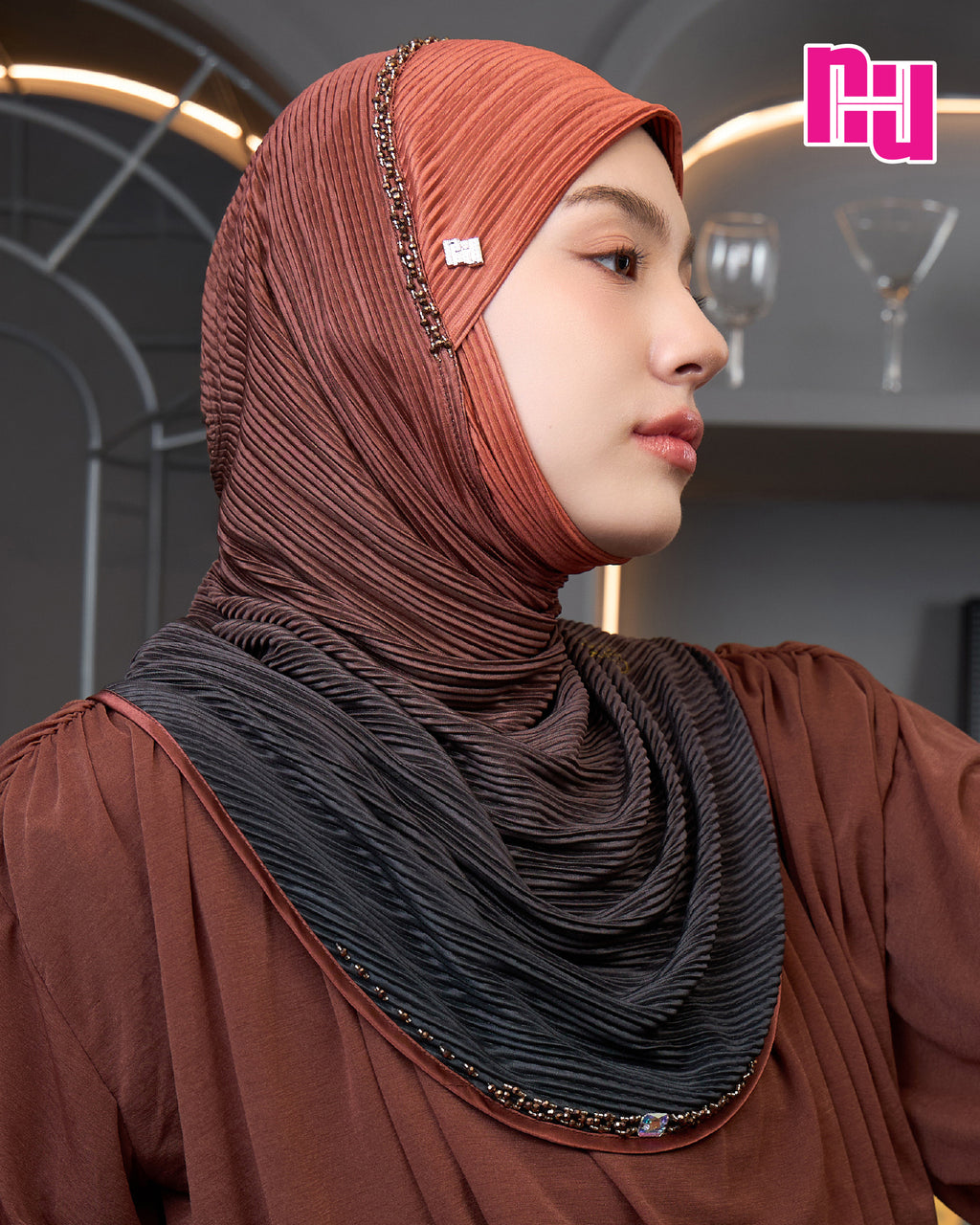 NUH LOVE CHAIN FOILED PLEATED OMBRE ผ้าคลุมสวมสำเร็จประดับมุกคริสตัล - ทรงตาลากง
