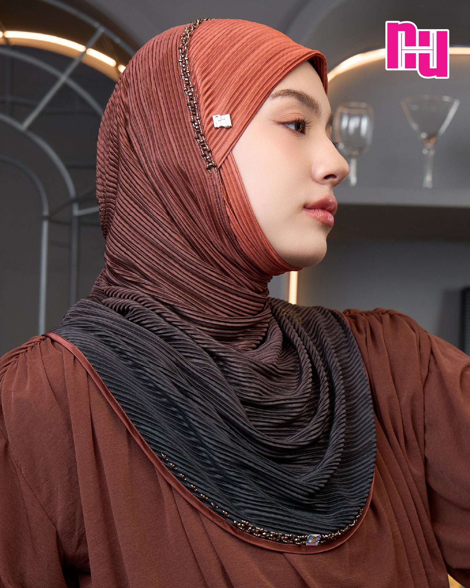 NUH LOVE CHAIN FOILED PLEATED OMBRE ผ้าคลุมสวมสำเร็จประดับมุกคริสตัล - ทรงตาลากง