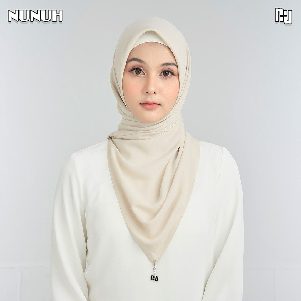 NUH NOOR Hijab Scarf for Women Muslim – ผ้าพันสีพื้นแบบสามเหลี่ยม
