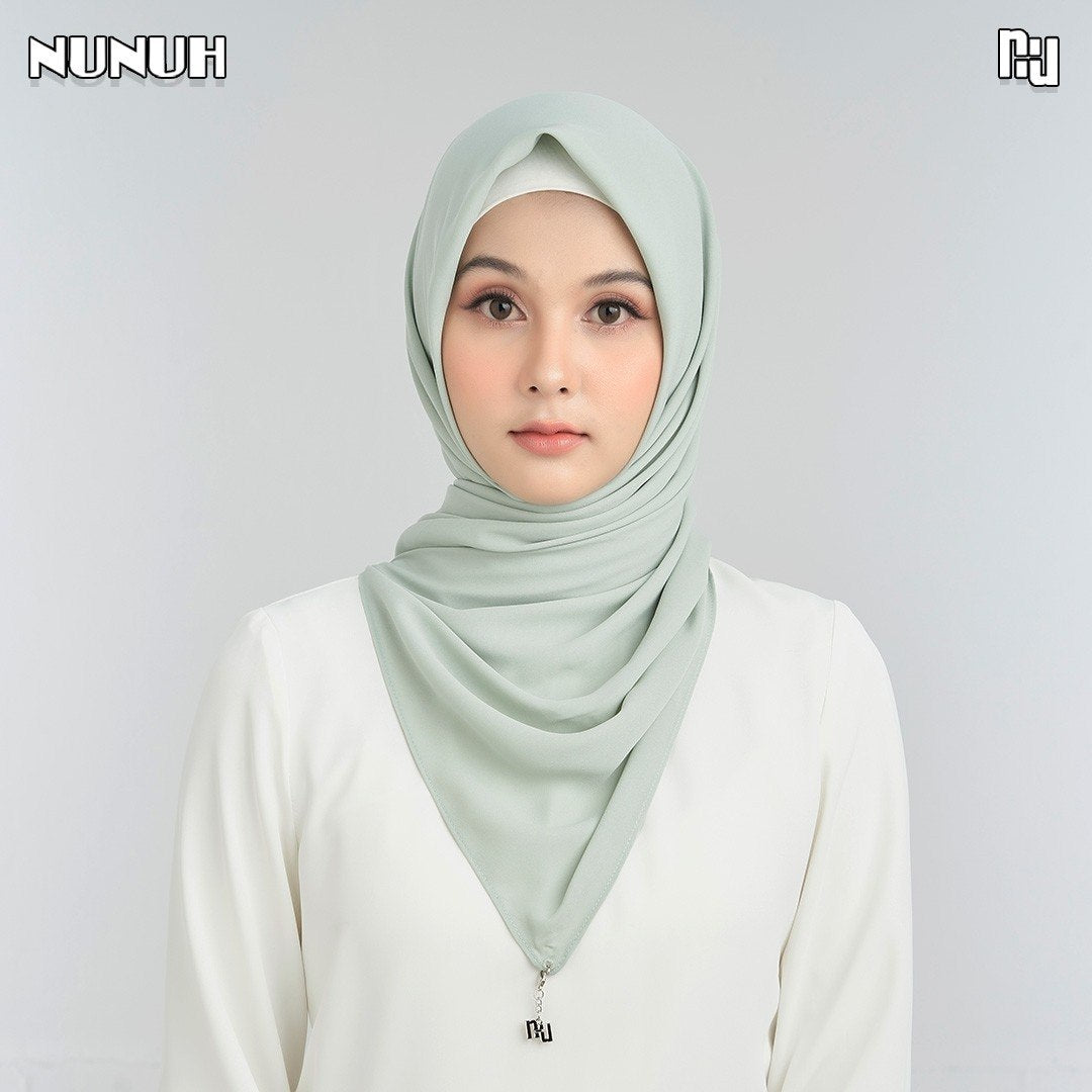 NUH NOOR Hijab Scarf for Women Muslim – ผ้าพันสีพื้นแบบสามเหลี่ยม