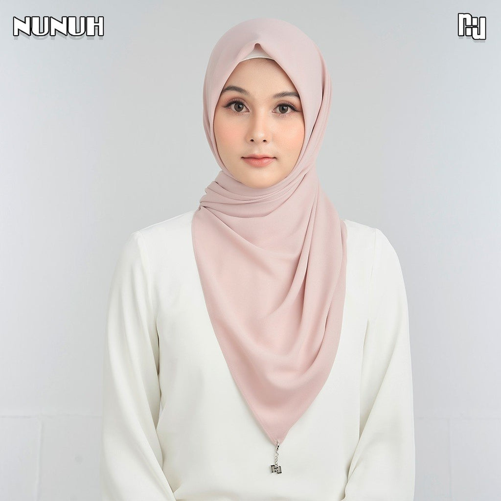 NUH NOOR Hijab Scarf for Women Muslim – ผ้าพันสีพื้นแบบสามเหลี่ยม