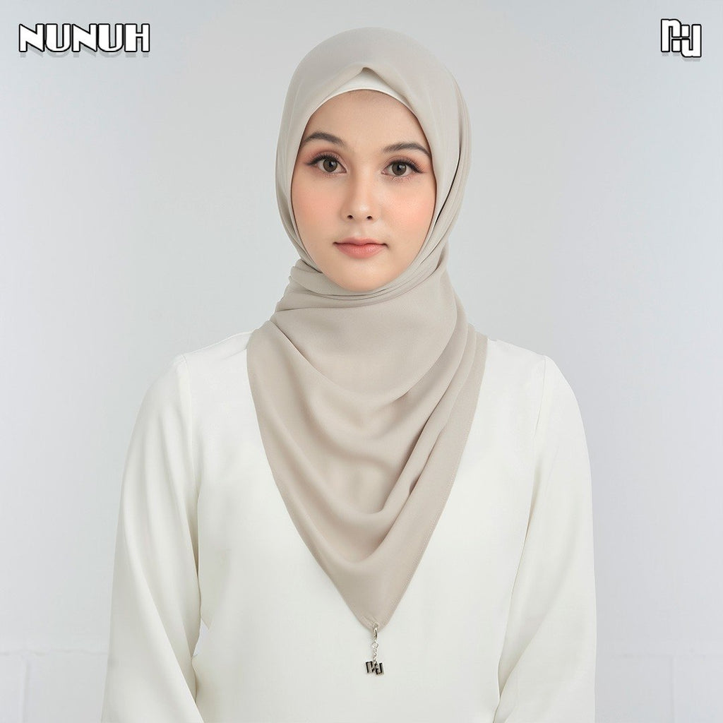 NUH NOOR Hijab Scarf for Women Muslim – ผ้าพันสีพื้นแบบสามเหลี่ยม