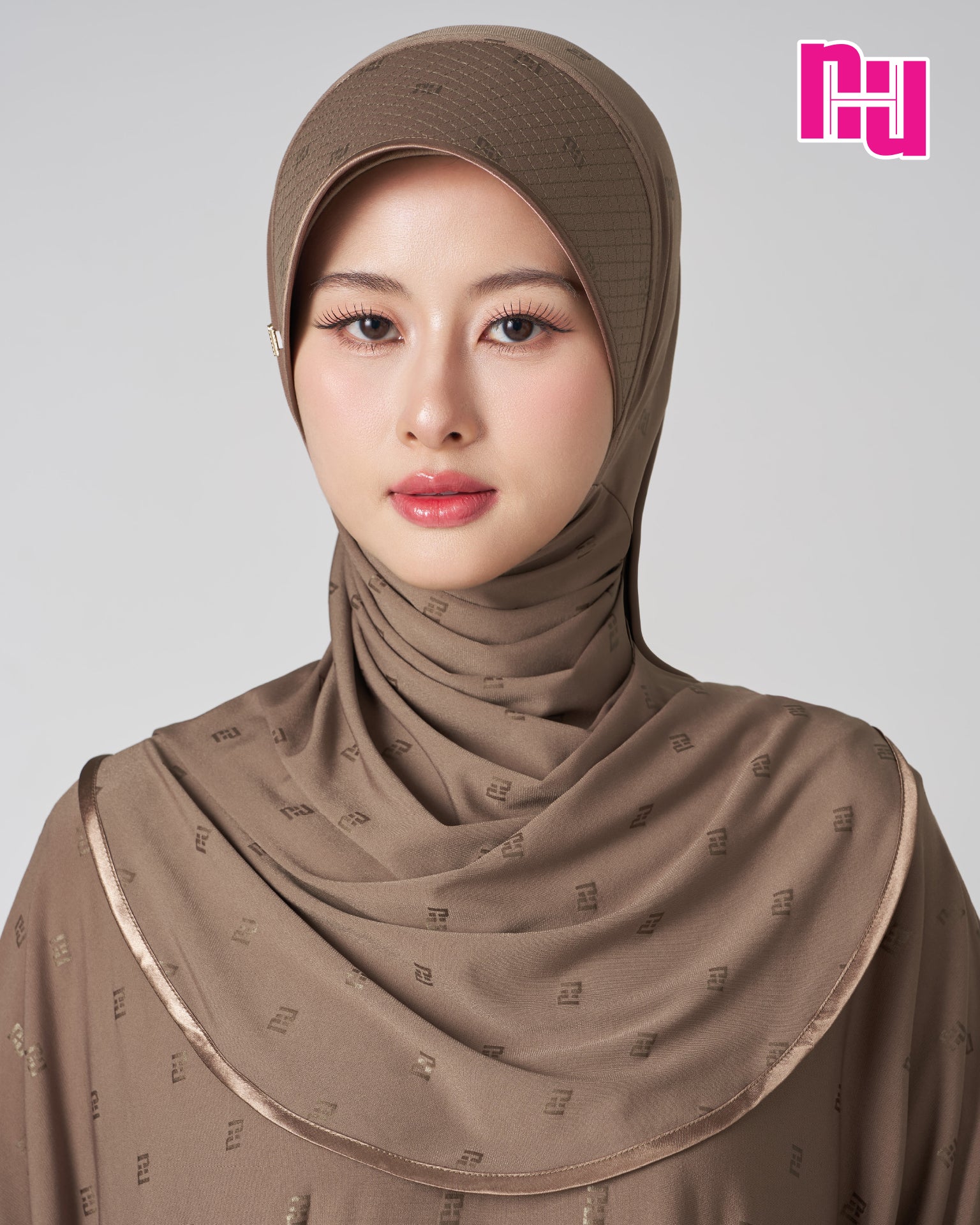 NUH BLACK Ready-to-wear hijab – Stiff, stretchy grid pattern.