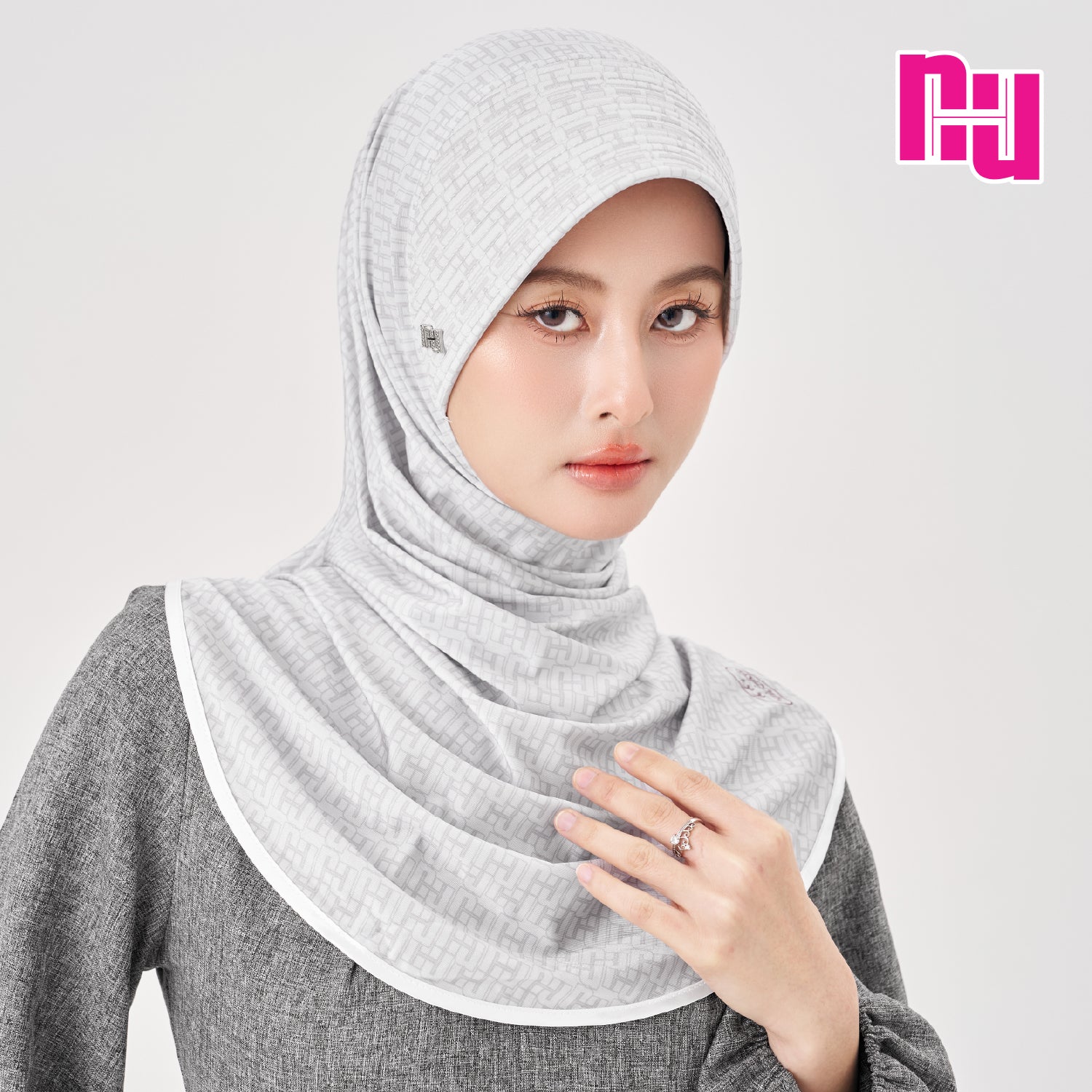NUH MONOGRAM ECHO II - ผ้าคลุมสวมสำเร็จทรงฟองน้ำ