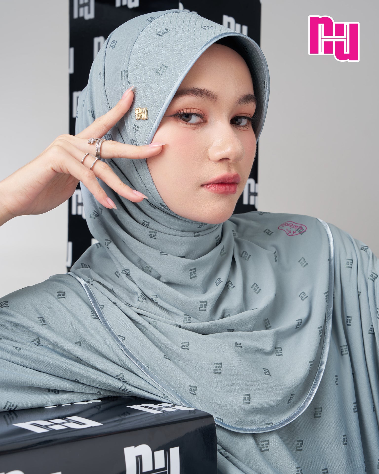 NUH BLACK Ready-to-wear hijab – Stiff, stretchy grid pattern.