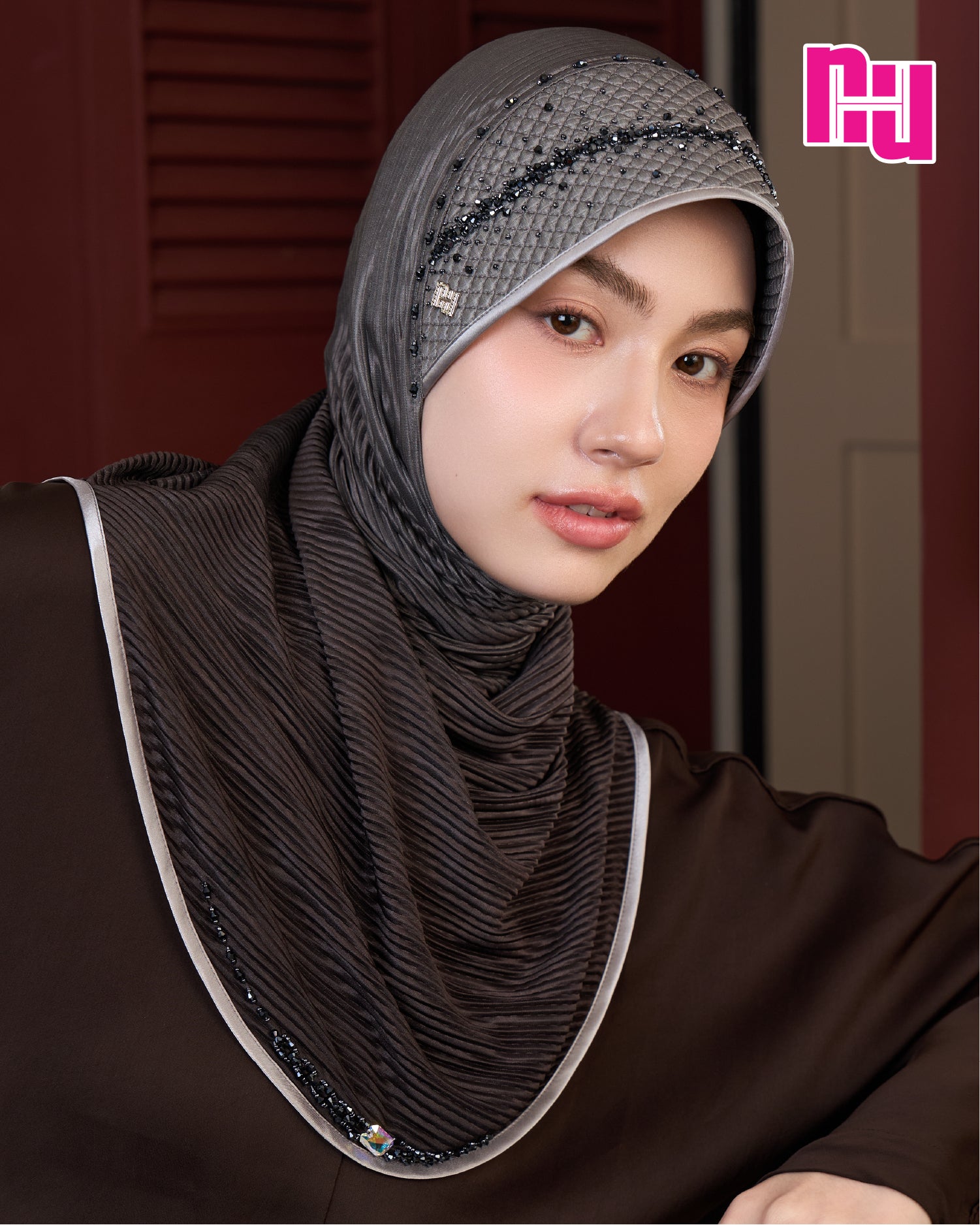 NUH LOVE CHAIN FOILED PLEATED OMBRE ผ้าคลุมสวมสำเร็จประดับมุกคริสตัล - ทรงฟองน้ำตาราง