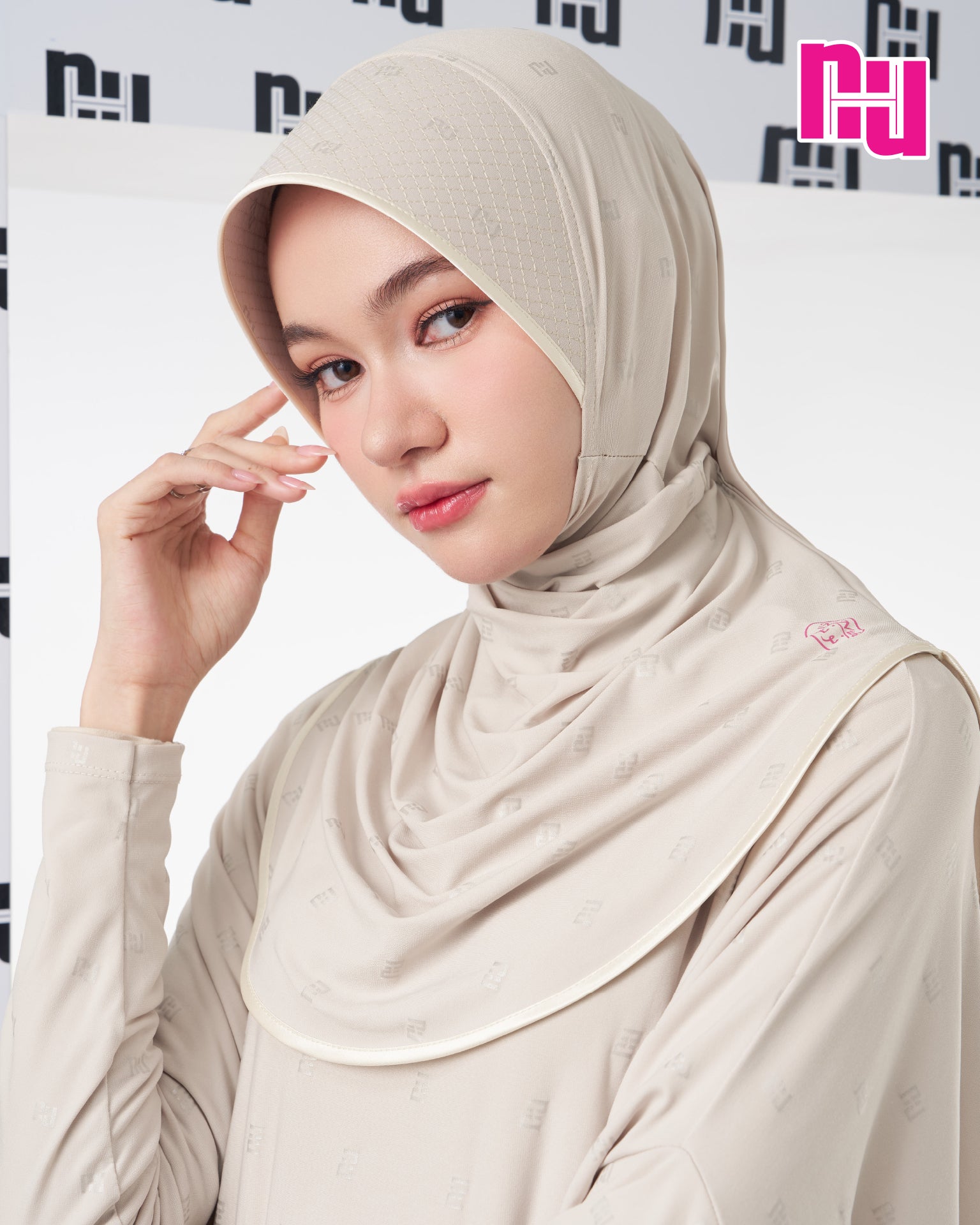 NUH BLACK Ready-to-wear hijab – Stiff, stretchy grid pattern.