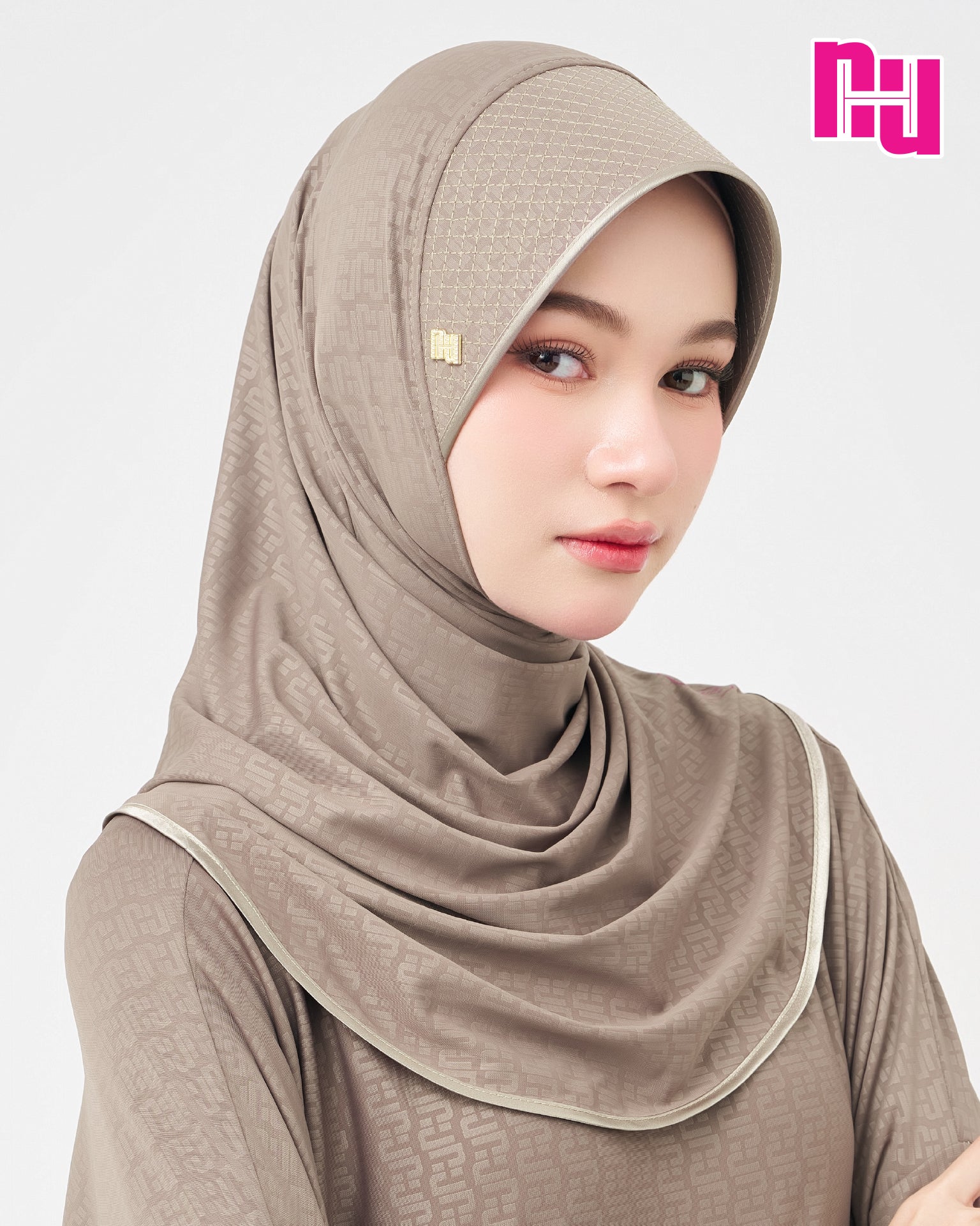 NUH MONOGRAM ผ้าคลุมสวมสำเร็จ  – ทรงหัวแข็งยืด