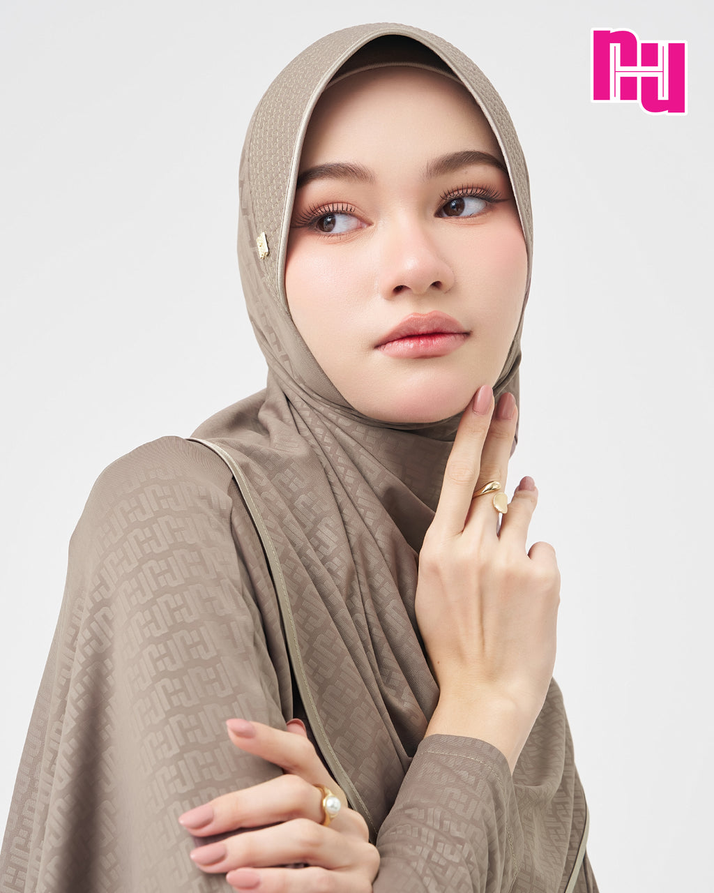 NUH MONOGRAM ผ้าคลุมสวมสำเร็จ – ทรงฟองน้ำตาราง