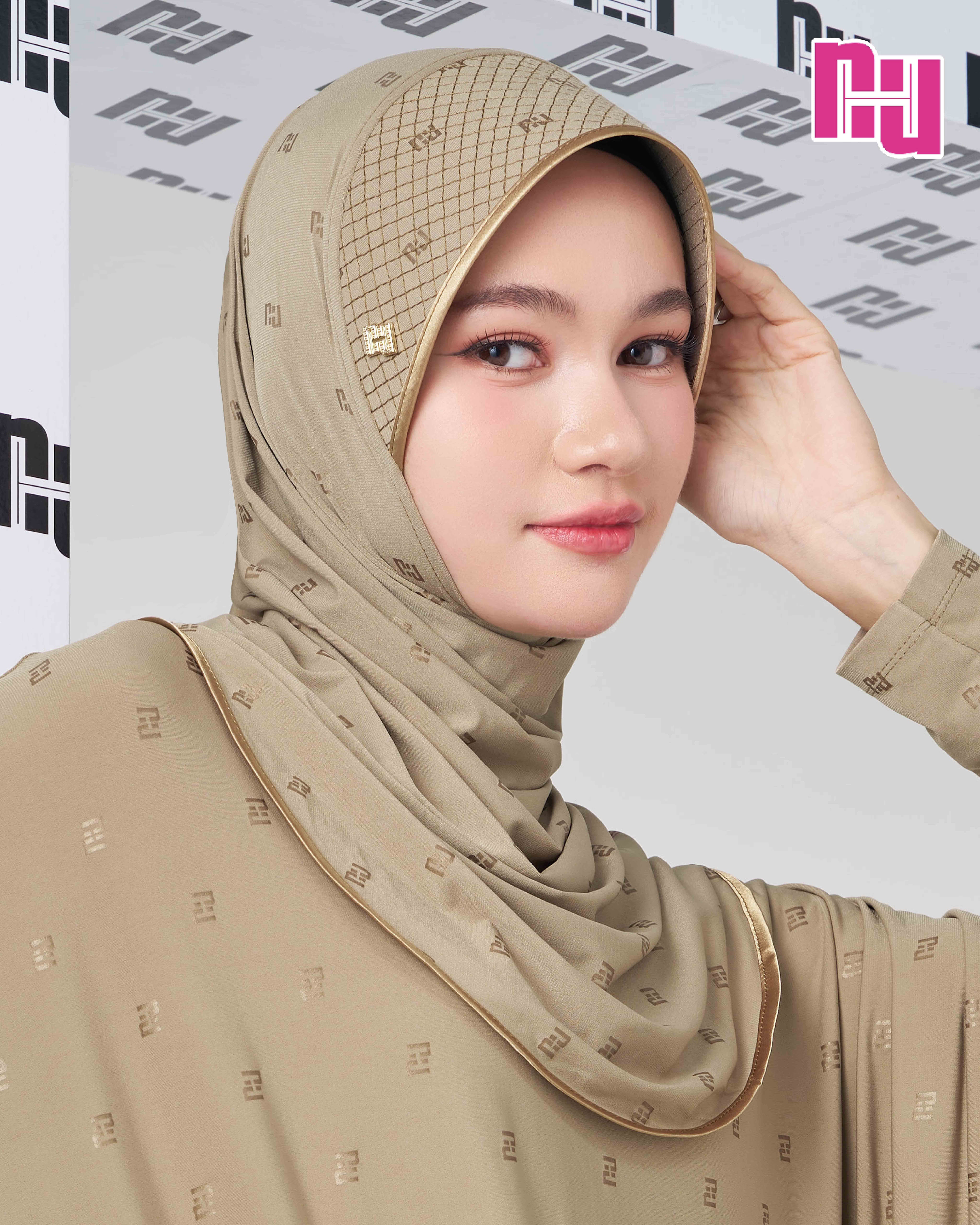 NUH BLACK Ready-to-wear hijab – Stiff, stretchy grid pattern.