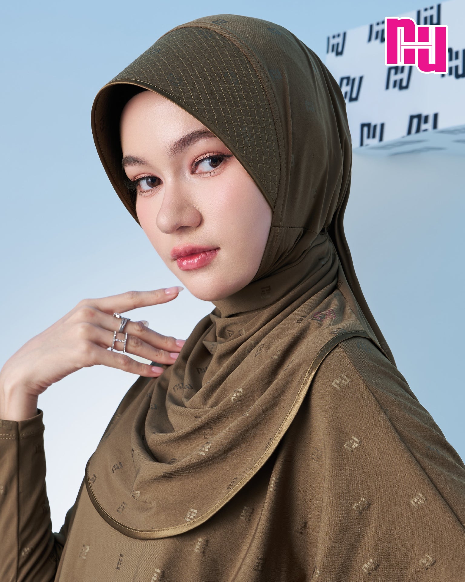 NUH BLACK Ready-to-wear hijab – Stiff, stretchy grid pattern.