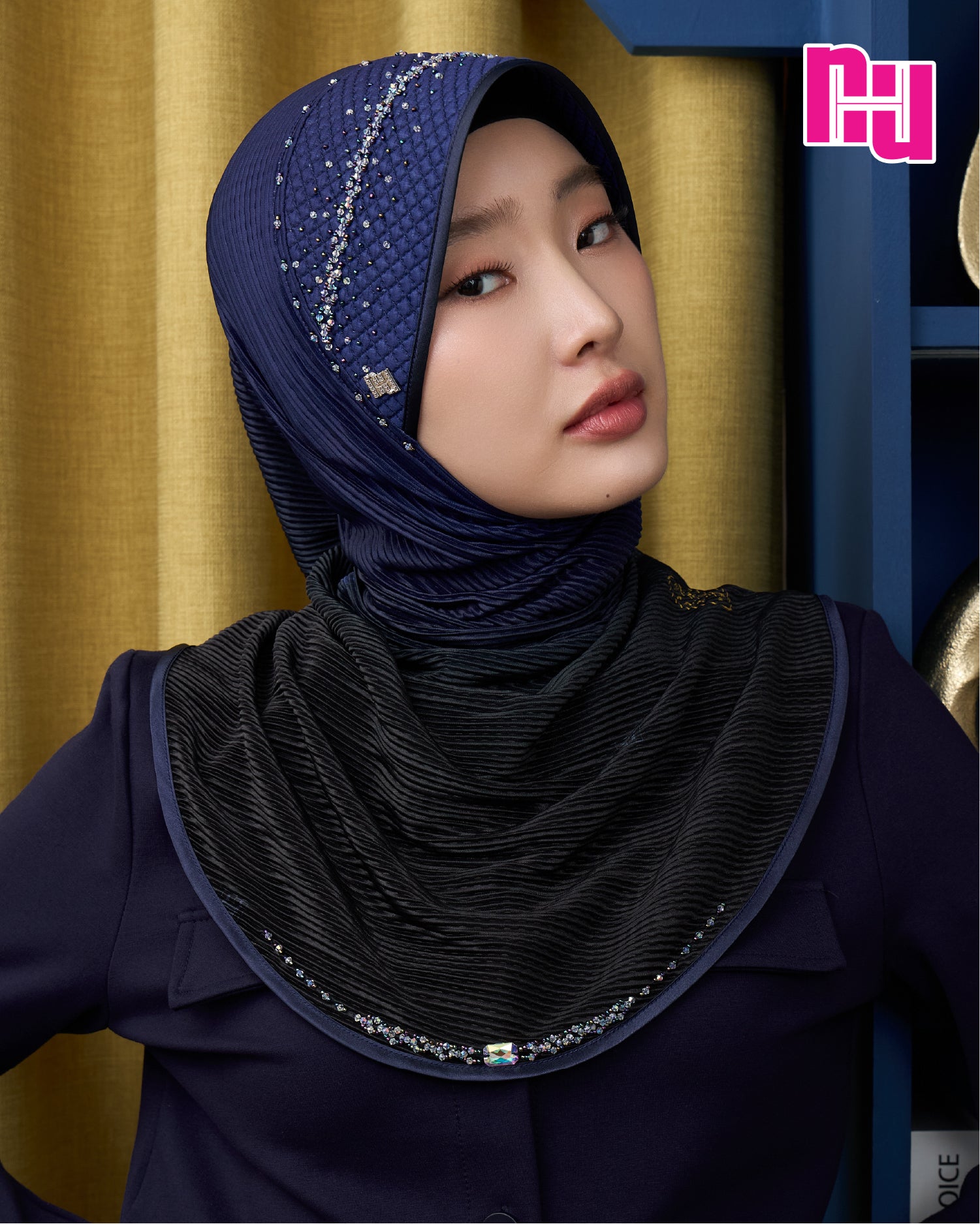 NUH LOVE CHAIN FOILED PLEATED OMBRE ผ้าคลุมสวมสำเร็จประดับมุกคริสตัล - ทรงฟองน้ำตาราง