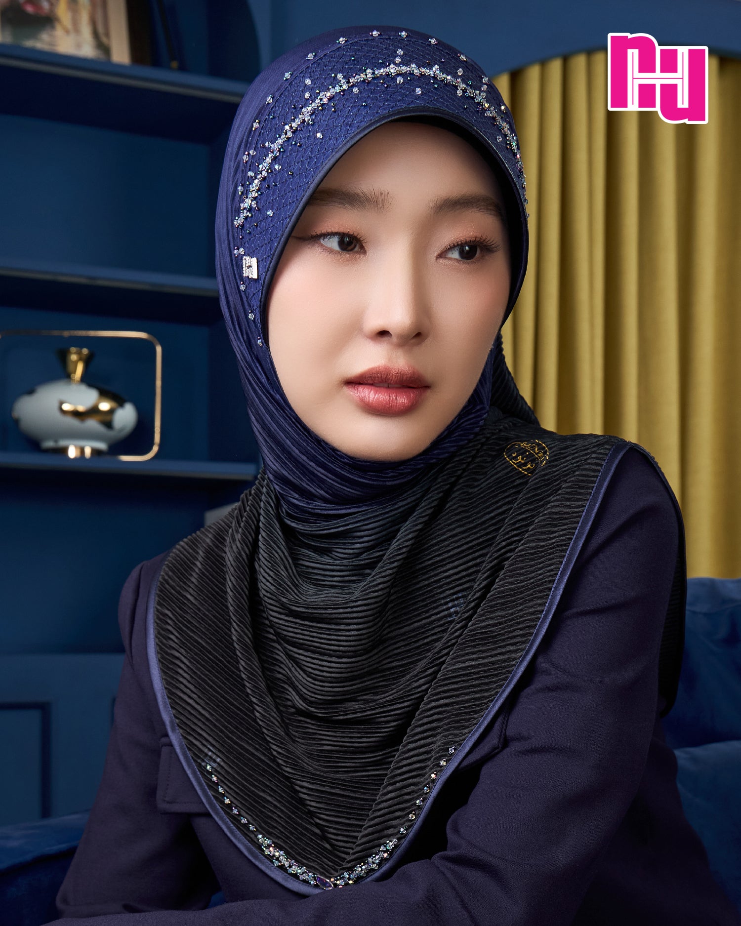 NUH LOVE CHAIN FOILED PLEATED OMBRE ผ้าคลุมสวมสำเร็จประดับมุกคริสตัล - ทรงหัวแข็งยืด