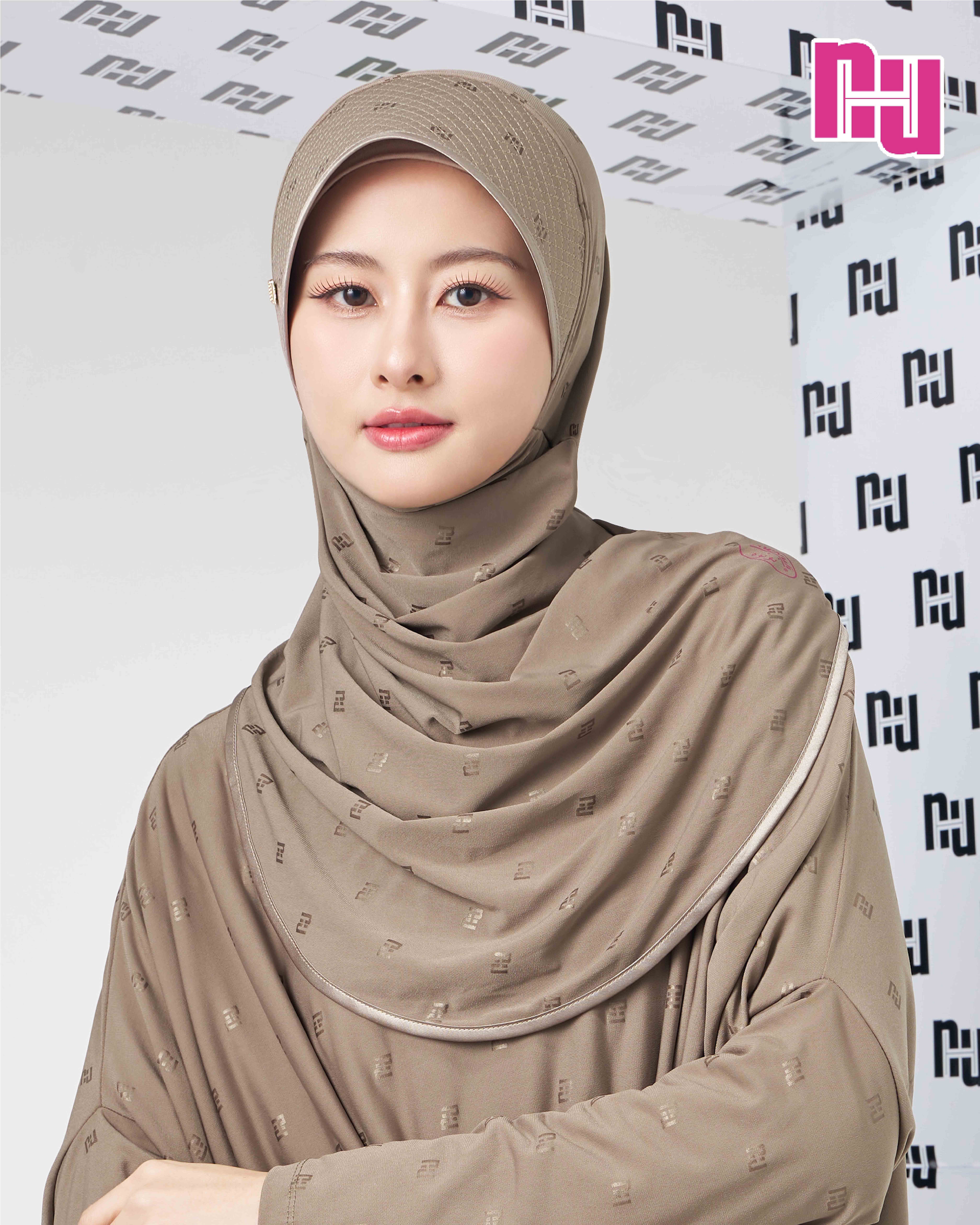 NUH BLACK Ready-to-wear hijab – Stiff, stretchy grid pattern.