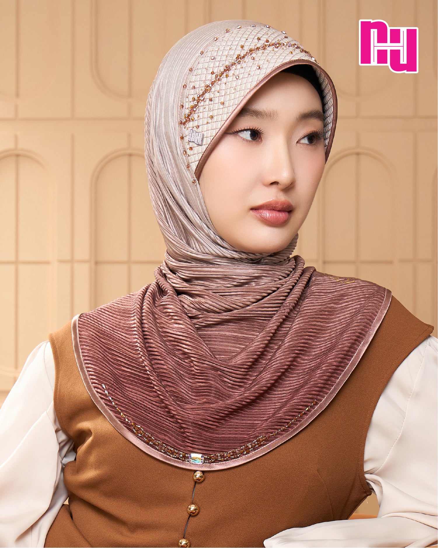 NUH LOVE CHAIN FOILED PLEATED OMBRE ผ้าคลุมสวมสำเร็จประดับมุกคริสตัล - ทรงฟองน้ำตาราง