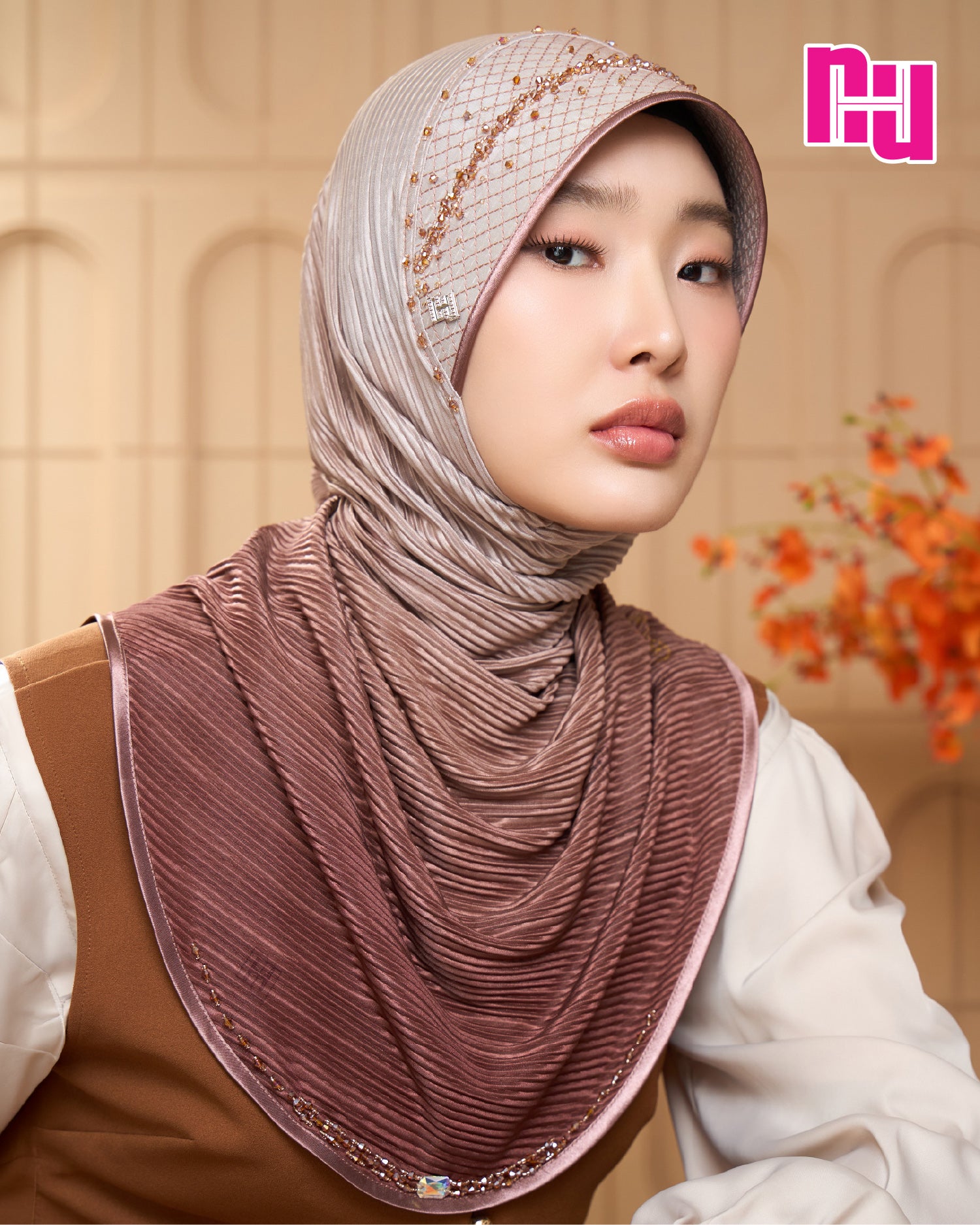 NUH LOVE CHAIN FOILED PLEATED OMBRE ผ้าคลุมสวมสำเร็จประดับมุกคริสตัล - ทรงหัวแข็งยืด