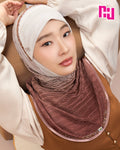 NUH LOVE CHAIN FOILED PLEATED OMBRE ผ้าคลุมสวมสำเร็จประดับมุกคริสตัล - ทรงตาลากง