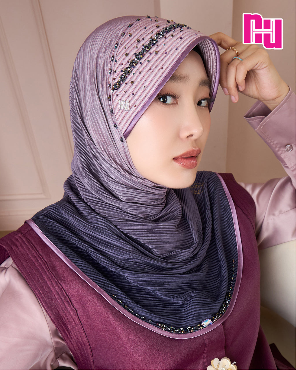 NUH LOVE CHAIN FOILED PLEATED OMBRE ผ้าคลุมสวมสำเร็จประดับมุกคริสตัล - ทรงฟองน้ำตรง