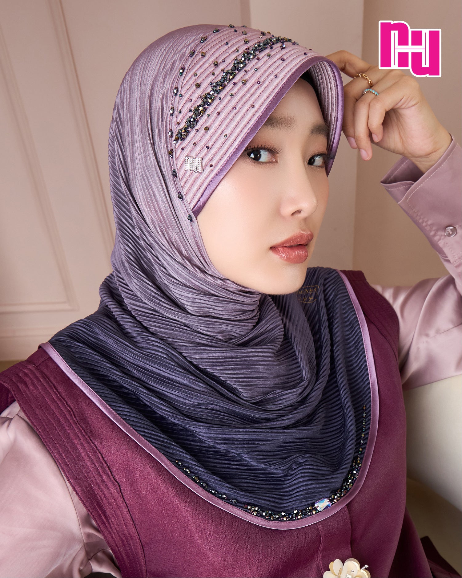 NUH LOVE CHAIN FOILED PLEATED OMBRE ผ้าคลุมสวมสำเร็จประดับมุกคริสตัล - ทรงฟองน้ำตรง