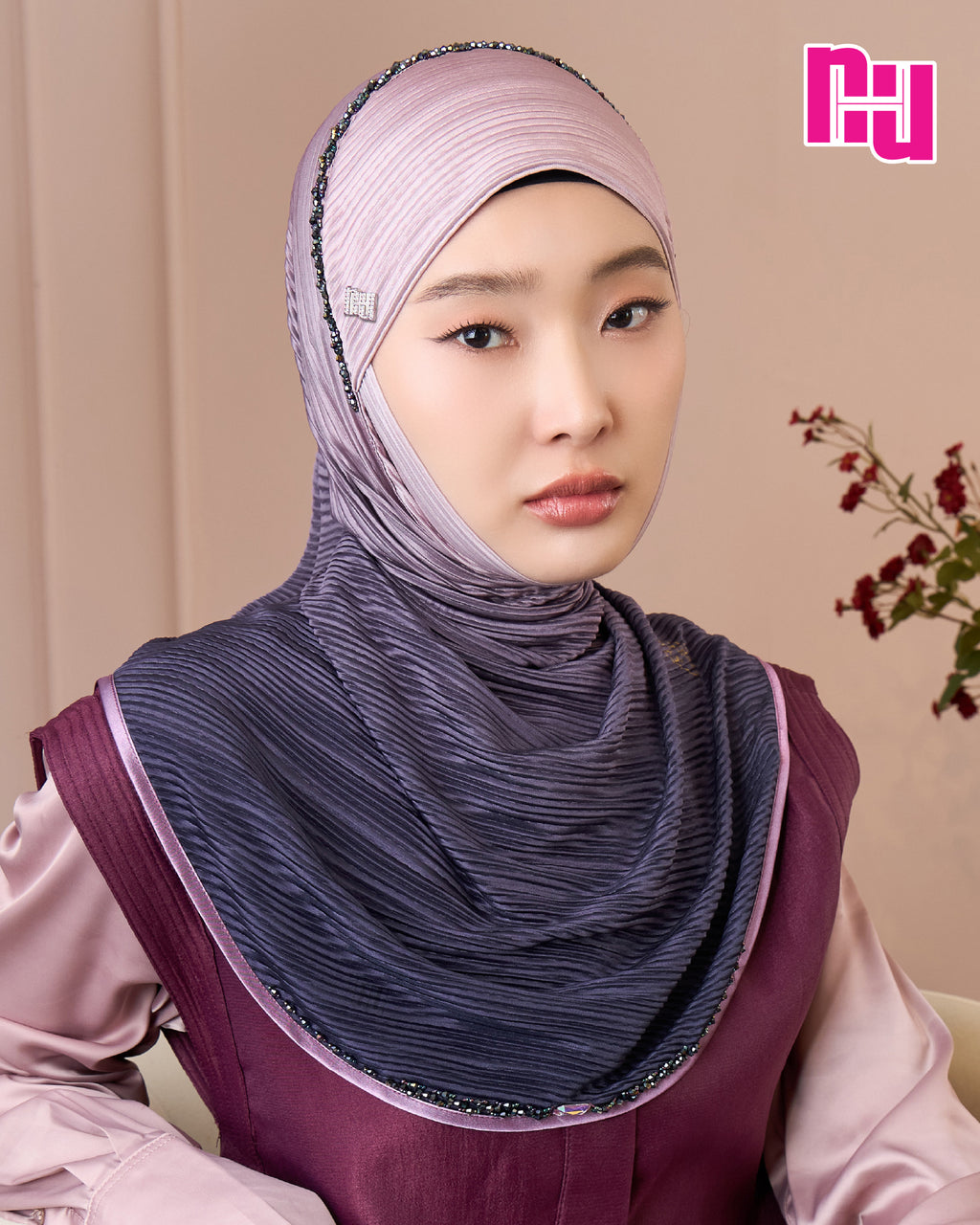 NUH LOVE CHAIN FOILED PLEATED OMBRE ผ้าคลุมสวมสำเร็จประดับมุกคริสตัล - ทรงตาลากง
