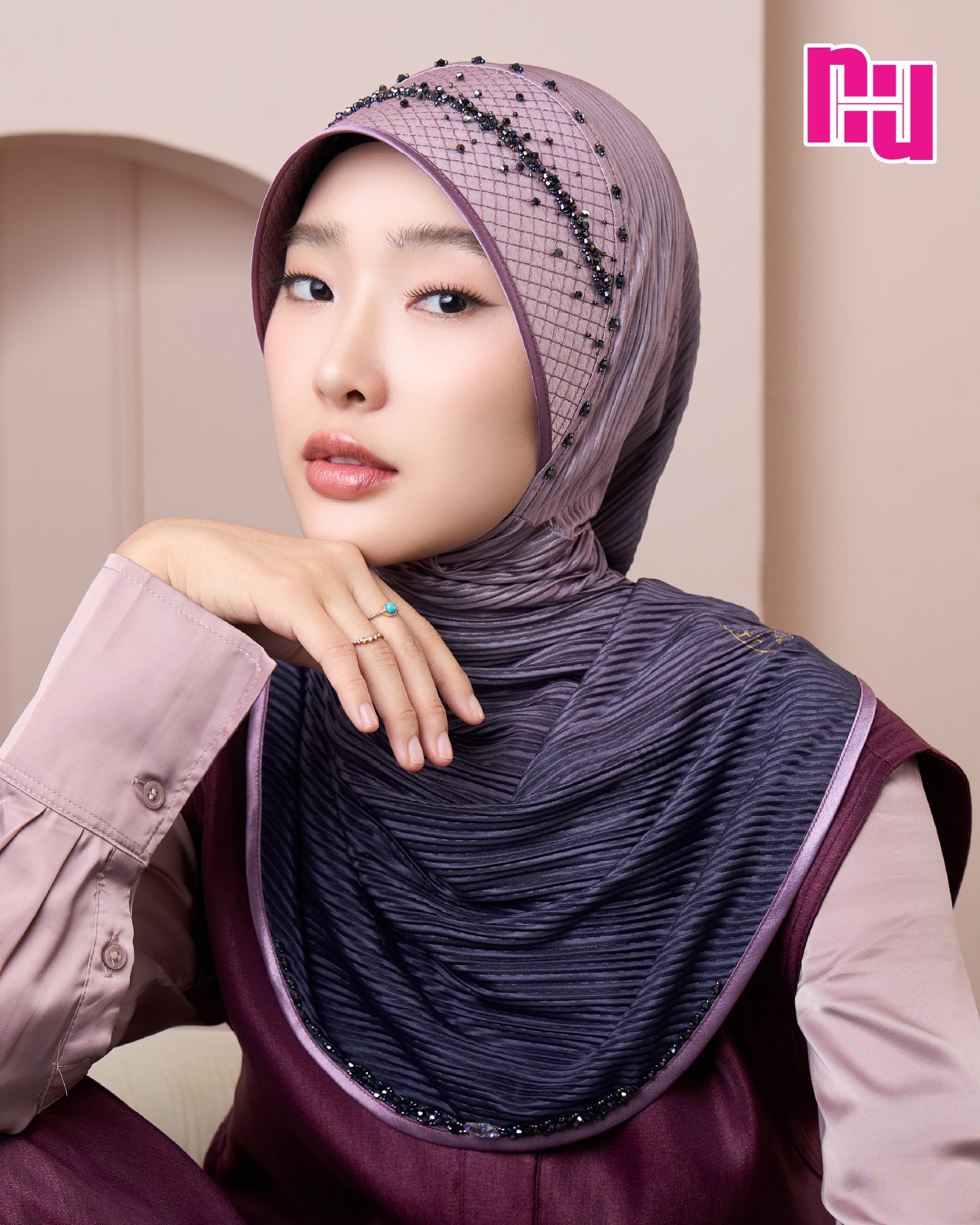 NUH LOVE CHAIN FOILED PLEATED OMBRE ผ้าคลุมสวมสำเร็จประดับมุกคริสตัล - ทรงหัวแข็งยืด