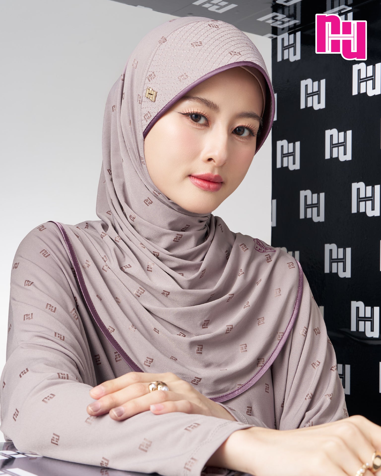 NUH BLACK Ready-to-wear hijab – Stiff, stretchy grid pattern.