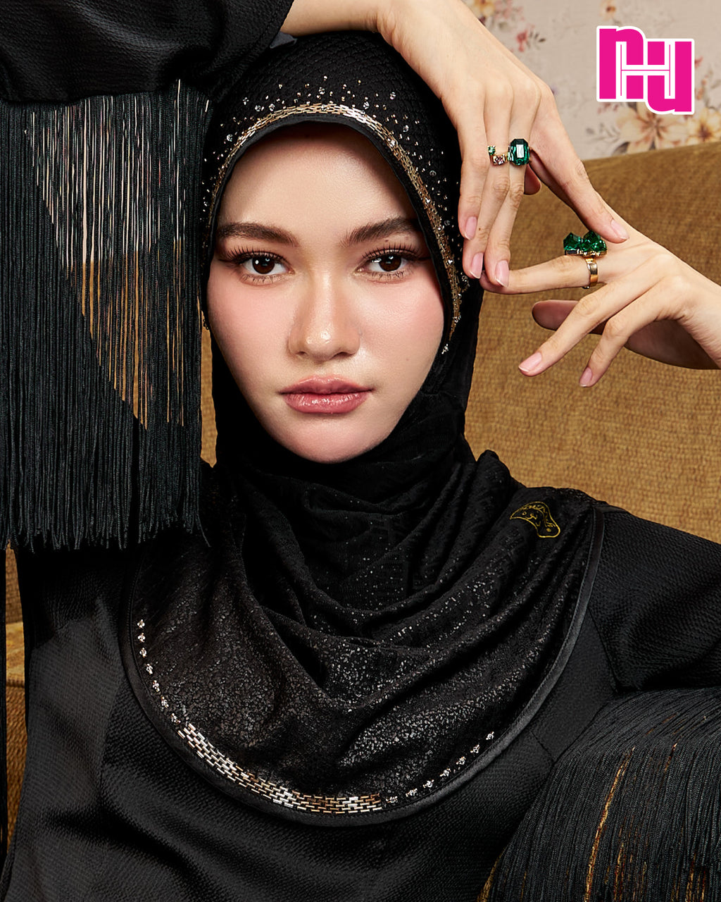 NUH GLAM ผ้าคลุมสวมสำเร็จประดับมุกคริสตัล - ทรงฟองน้ำตาราง