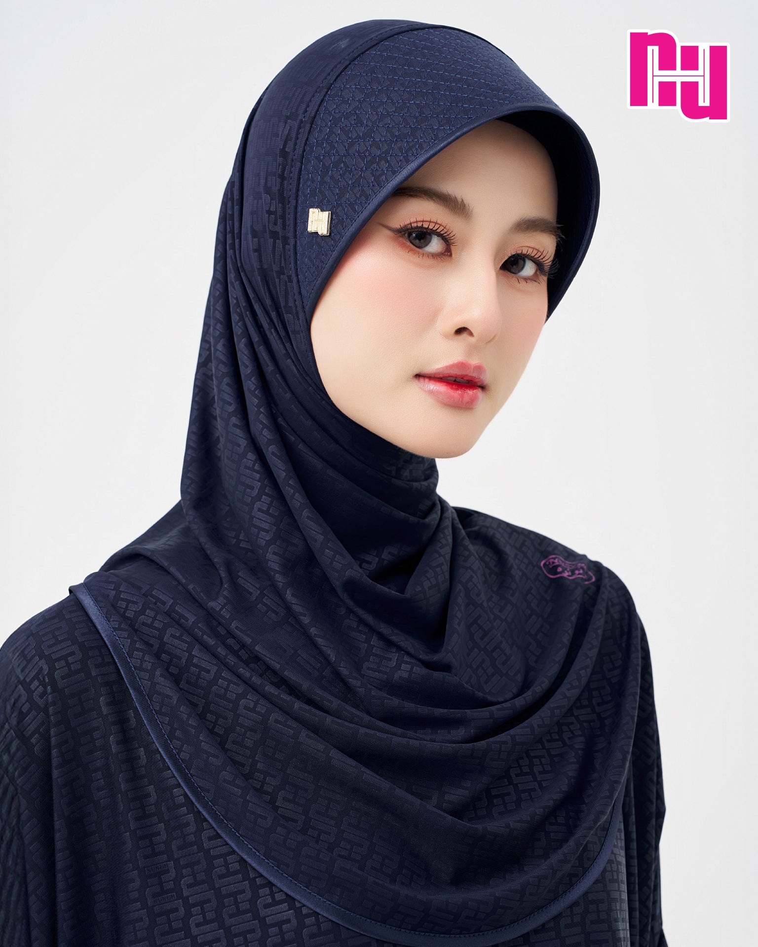 NUH MONOGRAM ผ้าคลุมสวมสำเร็จ  – ทรงหัวแข็งยืด